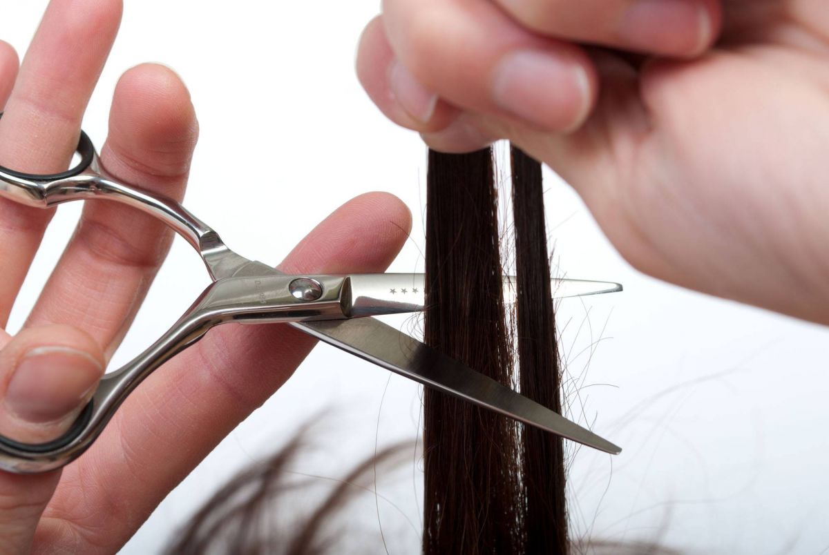 بالفيديو - فنانة عربية تقص شعرها بطريقة عشوائية قبل حلقه... شاهدوا تصرفها الصادم