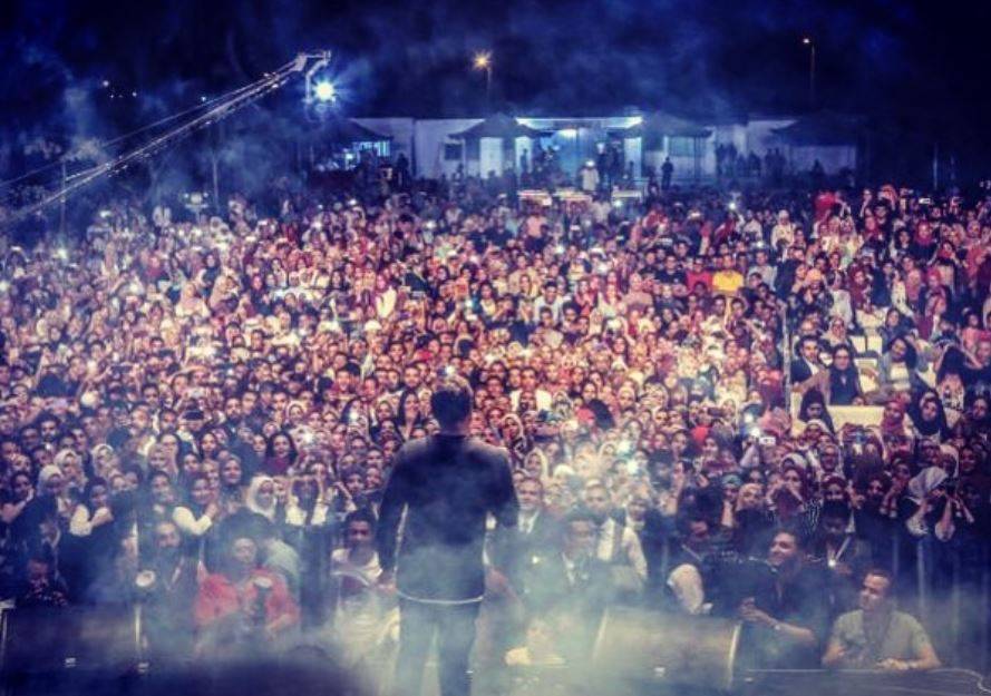 بالفيديو - فنان مصري يفتح النار على عمرو دياب... ذهب لتحيته فردّ بتصرف صادم