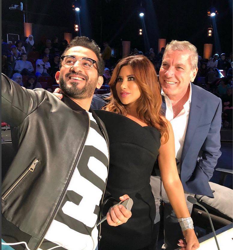 بالصور - نجوى كرم تثير الاستغراب في كواليس 