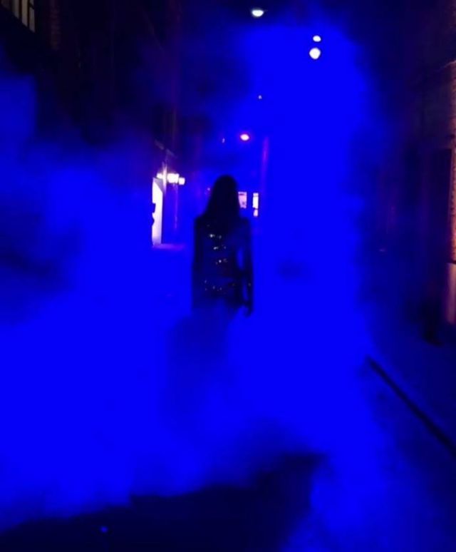 بالصورة - عارضة أزياء عالمية تظهر فجأة في هذا البلد العربي بالحجاب... قبر من زارت؟