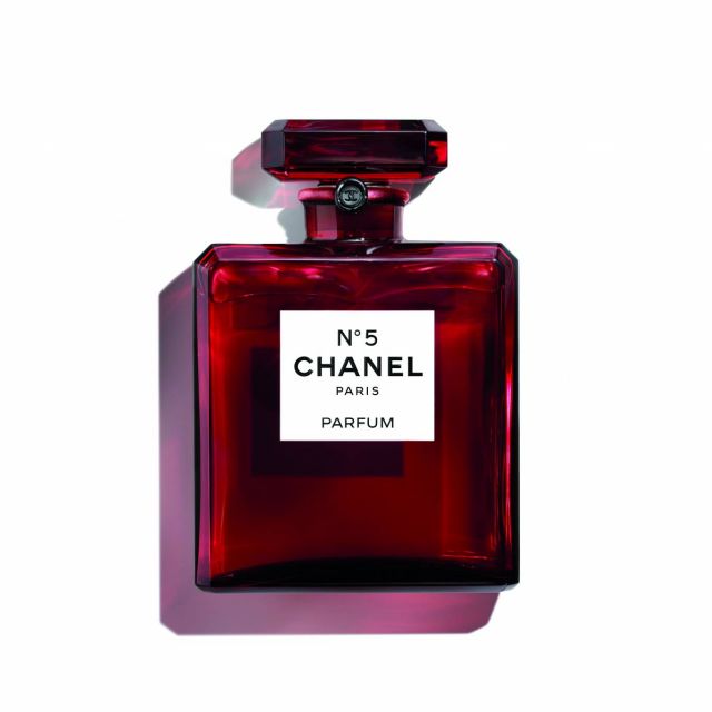 عطر Chanel No5 يتدثر بالأحمر