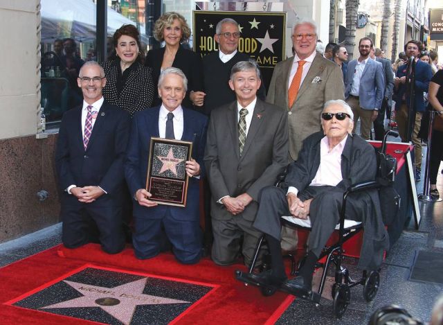 مايكل دوغلاس ونجمة هوليوود