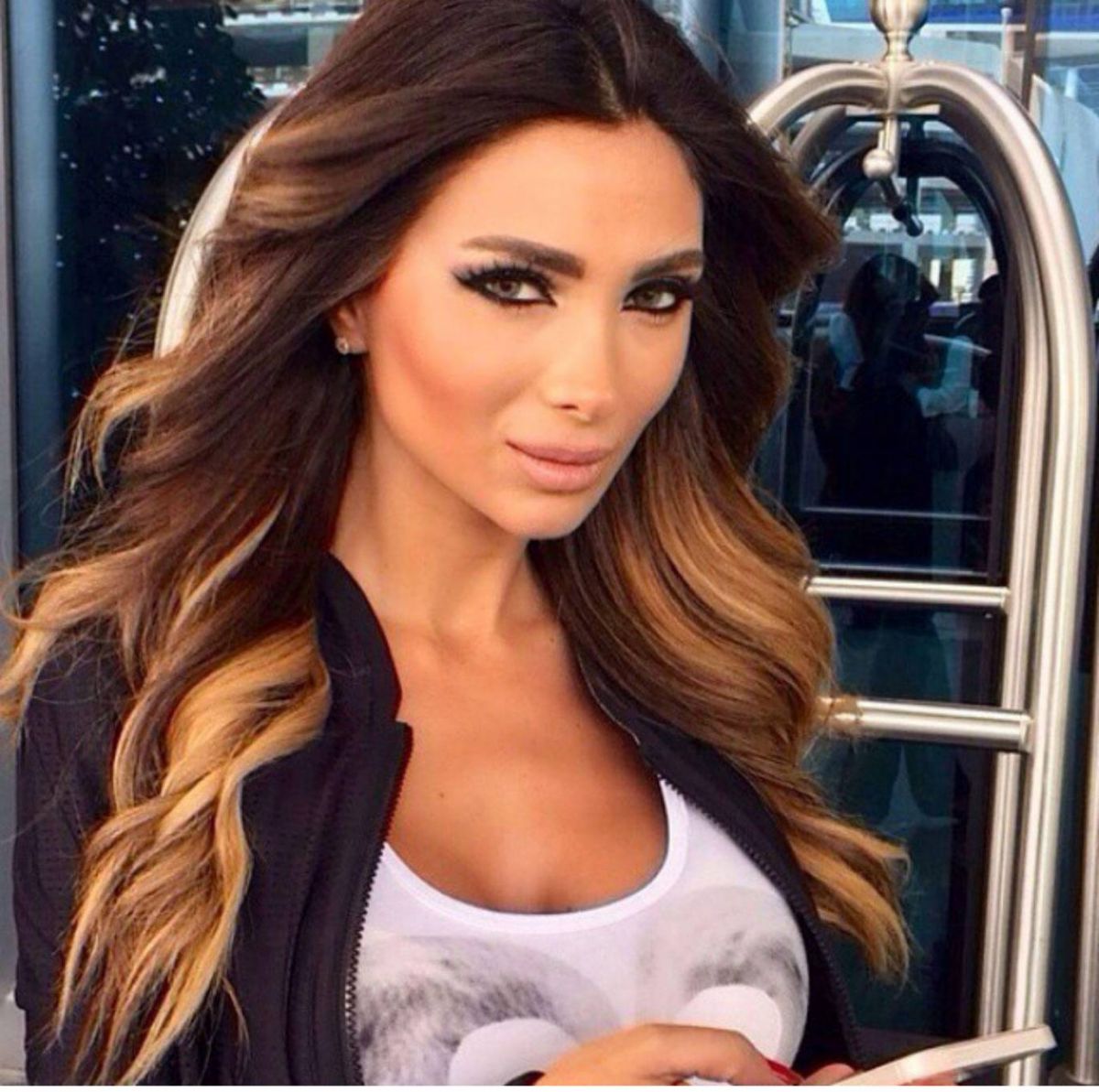 بالفيديو - الين وطفا تكشف مشكلتها الجمالية و حيلتها لاخفاء التاتو وتكبير الشفاه