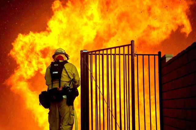 بالصورة - بعدما هجر النجوم منازلهم بسبب حرائق كاليفورنيا... ماذا حدث مع ريما فقيه وزوجها؟