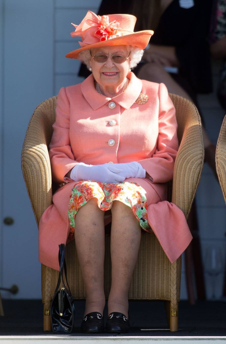 الملكة إليزابيث تفاجأ بدودة في طبقها... إليكم ردّة فعلها وما كشفه طاهيها عن طباعها الصعبة