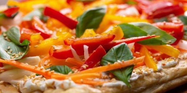 بالفيديو - بيتزا بعجين الكرواسون بخطوات سهلة لأكلة لذيذة