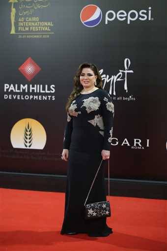 إلهام شاهين بالأسود