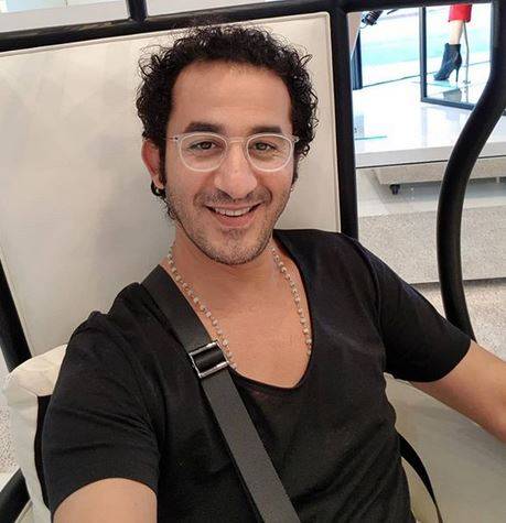 بالفيديو - شاهدوا ماذا فعل أحمد حلمي على المسرح مع هذه الطفلة