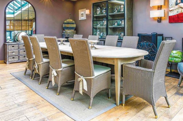 الخيزران يلقي بظله الناعم على صالة الطعام