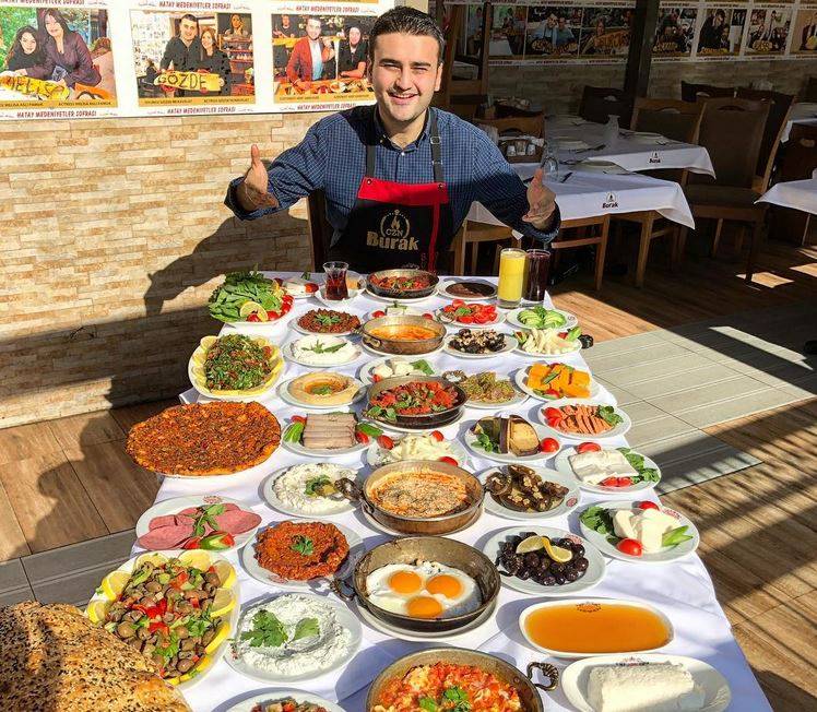 بالفيديو – فنانة شهيرة في المطبخ تقلّد الشيف بوراك... شاهدوا كيف تتذوق الطعام بعفوية