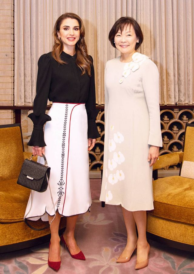 الملكة رانيا تلتقي عقيلة رئيس الوزراء الياباني السيدة الأولى أكي آبي في طوكيو.  إطلالتها من تصميم الأردنية سهاد خواجة؛ وحقيبتها من تصميم الأردنية فرح أسمر