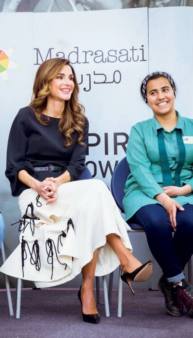 الملكة رانيا خلال زيارة إلى مدرسة صويلح الثانوية الشاملة للبنات، في إطلالة من تصميم دار «ريمامي».