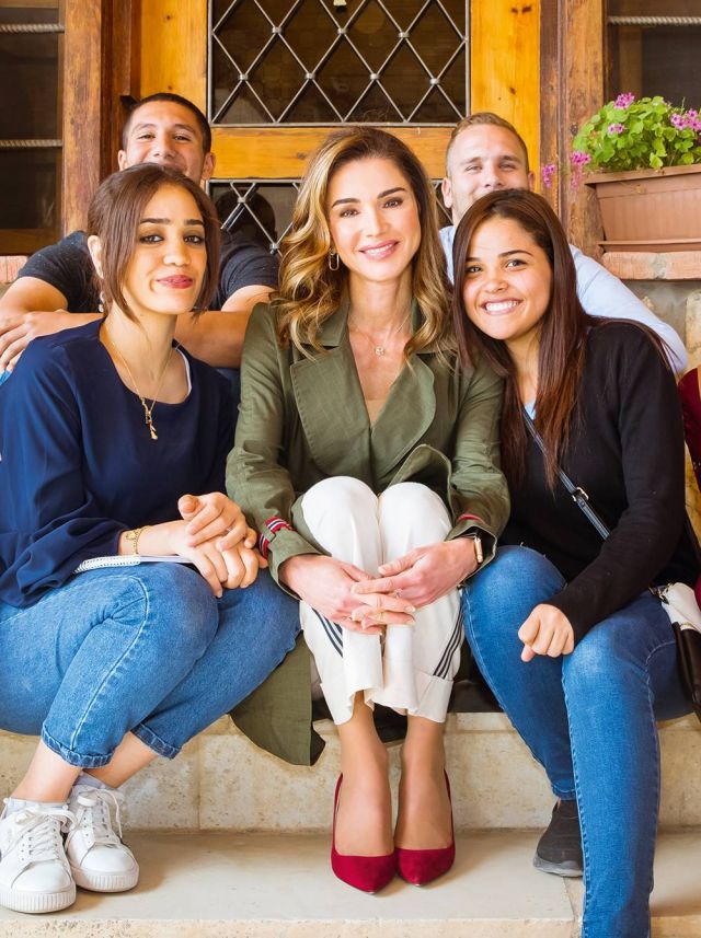 الملكة رانيا في تصميم من دار «بويفرند» العربية خلال لقاء مع شباب مستفيدين من المنح الدراسية لصندوق الأمان لمستقبل الأيتام