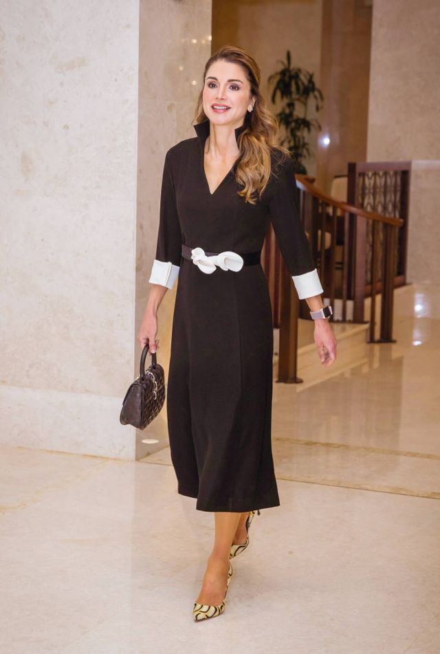 الملكة رانيا في تصميم من دار «دايمندوغ» خلال زيارة إلى أبو ظبي