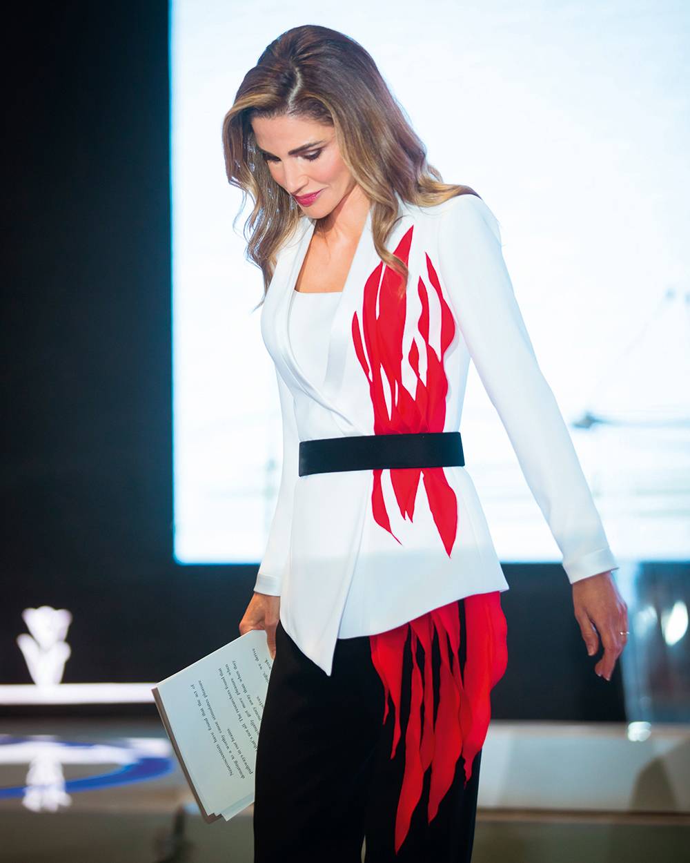 الملكة رانيا بأزياء لمصمّمين أردنيين وسعوديين ومصريين ولبنانيين تشجيعاً للإبداع العربي