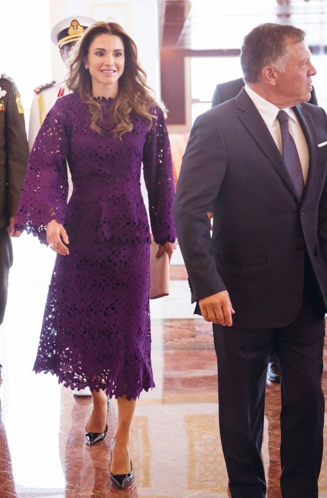 الملك عبدالله الثاني والملكة رانيا العبدالله خلال زيارة إلى أبو ظبي، حيث ارتدت الملكة تصميماً من توقيع  الدار المصرية «بامبا»