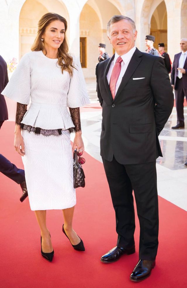 الملك عبدالله الثاني والملكة رانيا العبدالله في استقبال الحاكم العام لأستراليا بيتر غوسغروف وعقيلته.  الملكة  في تصميم للمصمّم اللبناني جورج شقرا