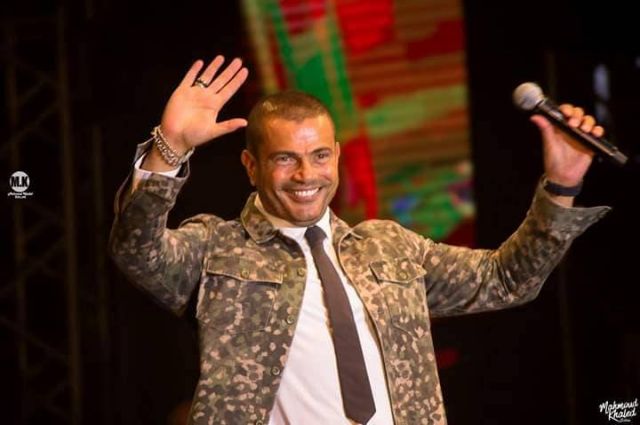 شاهدوا لحظة هجوم شاب على عمرو دياب ووقوعه على المسرح.. إليكم ما حصل