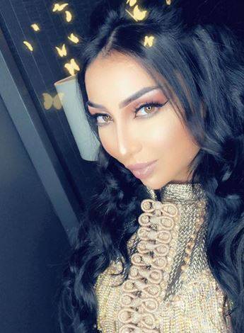 بالصور - دنيا بطمة تستعرض تتويجها بجائزة جديدة.. شاهدوا كيف تغيّر شكلها بالكامل!