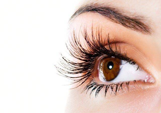 حيل ذكية لتكثيف الرموش يخفيها عنك خبراء التجميل