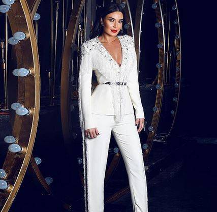 بالصور - شاهدوا ماذا فعلت سيرين عبد النور قبل صعودها إلى المسرح