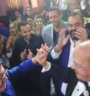 فيديو مؤثر - بكاء نجم مصري في زفاف ابنته... وهكذا رقص مع النجوم