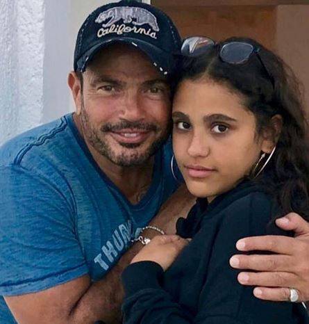 جنى عمرو دياب تثير الجدل بصورها مع هذا الشاب.. وهكذا تجلس على الكرسي