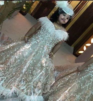 بالصور - خمنوا... هذه الطفلة إبنة اي نجمة تكون؟