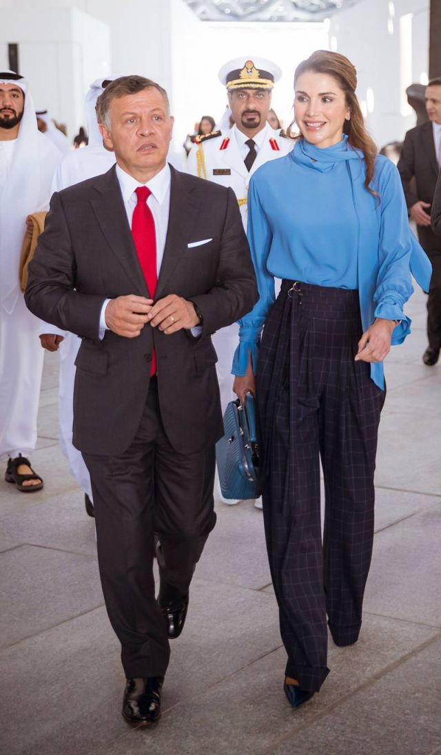 في زيارة إلى متحف اللوفر أبوظبي، حيث ارتدت الملكة زياً من تصميم «ريمامي»