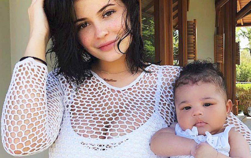 بالفيديو - إبنة كايلي جينر تخطف الأنظار منها.. هكذا تنطق كلماتها الاولى