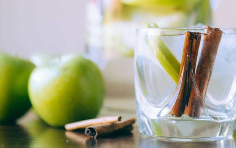 مشروب التفاح والقرفة لخسارة 7 كيلوغرامات كل شهر