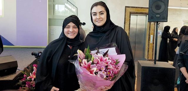 الفائزة بجائزة الملكة عفت للطالبة المثالية توجتها الجامعة برعاية صاحبة السمو الملكي الأميرة لولوة الفيصل