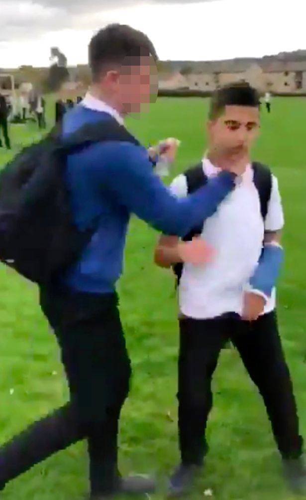 بدلاً من محاكمته – إليكم ما سمح للطالب البريطاني الذي اعتدى على لاجئ سوري بفعله