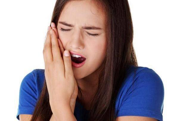 كيفية التخلص من ألم الاسنان بالطرق الطبيعية