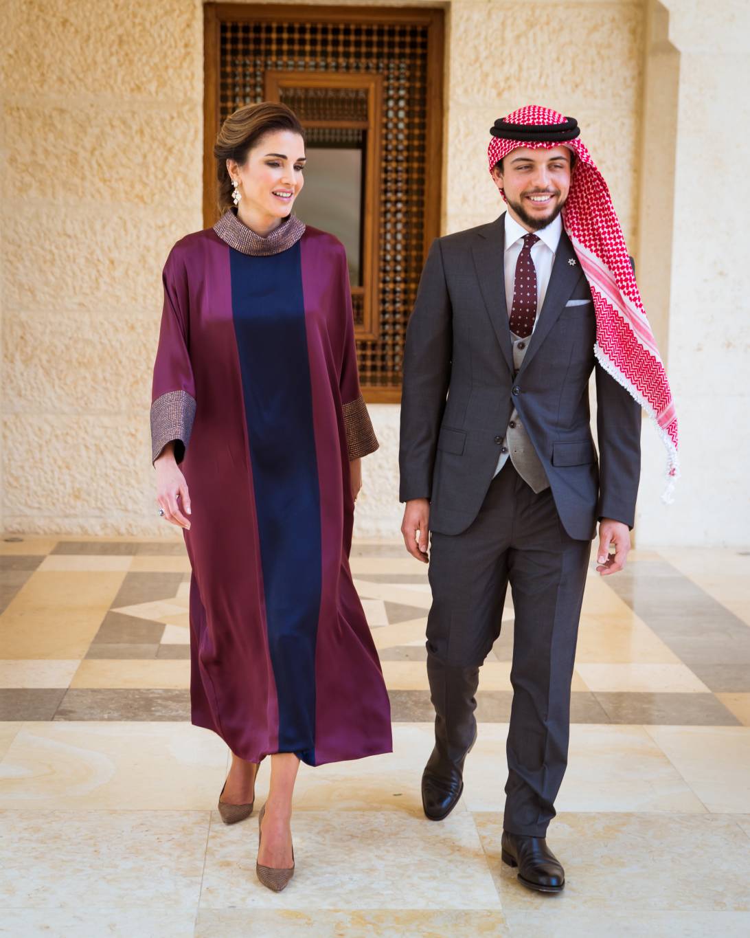 جلالة الملكة رانيا وولي العهد سمو الأمير الحسين خلال احتفال بمناسبة عيد الاستقلال الثاني والسبعين للأردن. ارتدت الملكة فستاناً من الماركة العربية جلالة الملكة رانيا وولي العهد سمو الأمير الحسين خلال احتفال بمناسبة عيد الاستقلال الثاني والسبعين للأردن. ارتدت الملكة فستاناً من الماركة العربية