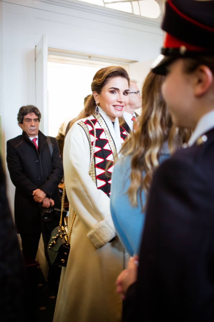 الملكة رانيا العبدالله خلال حفل تخريج سمو الأميرة سلمى بنت عبدالله من دورة عسكرية في الأكاديمية العسكرية الملكية ساندهيرست، والملكة ترتدي عباءة بيضاء من تصميم آباديا السعودية وتحمل حقيبة يد من ماركة الملكة رانيا العبدالله خلال حفل تخريج سمو الأميرة سلمى بنت عبدالله من دورة عسكرية في الأكاديمية العسكرية الملكية ساندهيرست، والملكة ترتدي عباءة بيضاء من تصميم آباديا السعودية وتحمل حقيبة يد من ماركة