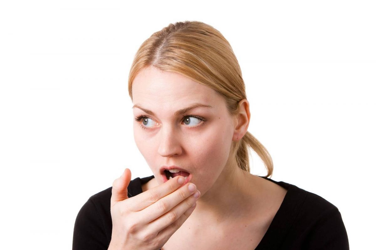 كيف أنظف فمي من الرائحة الكريهة؟