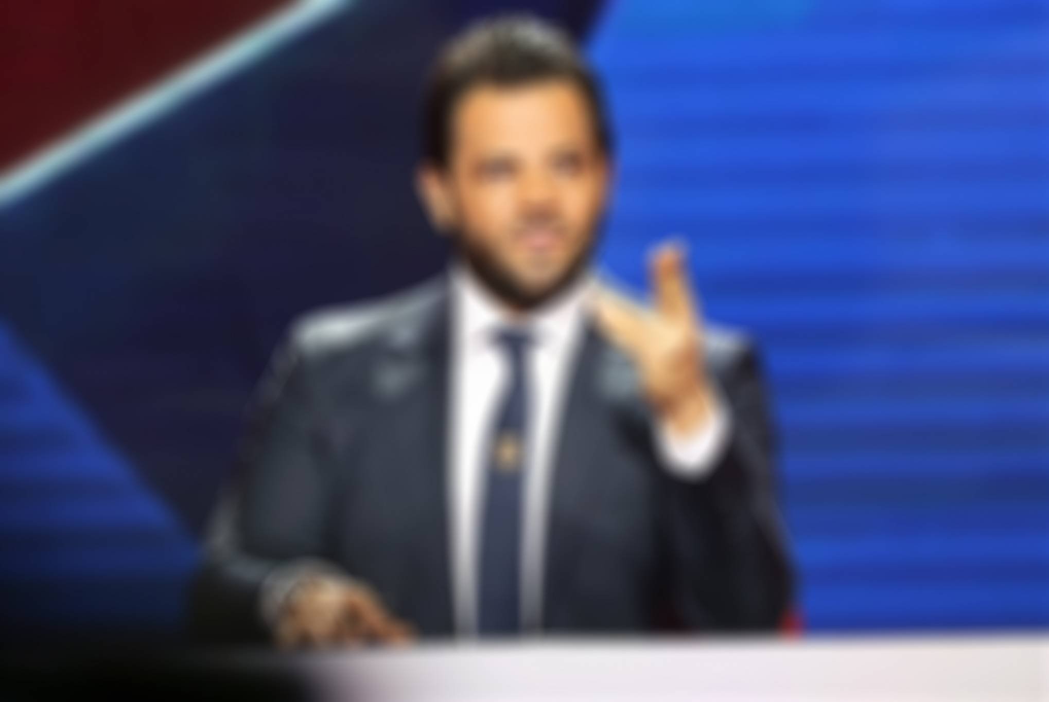 بالفيديو- إعلامي لبناني يبحث عن شيء غريب بعد "سيلفي" مع الملكة رانيا