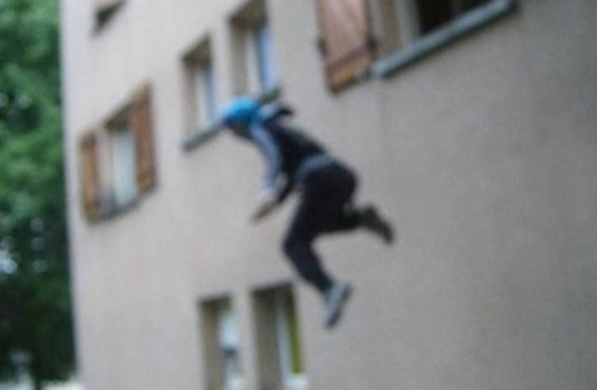 ضبطها الجيران بصحبة شخصين في شقة فألقت بنفسها من النافذة