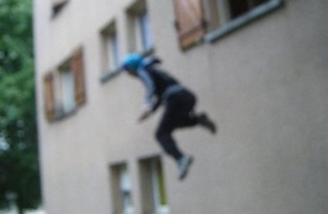 ضبطها الجيران بصحبة شخصين في شقة فألقت بنفسها من النافذة