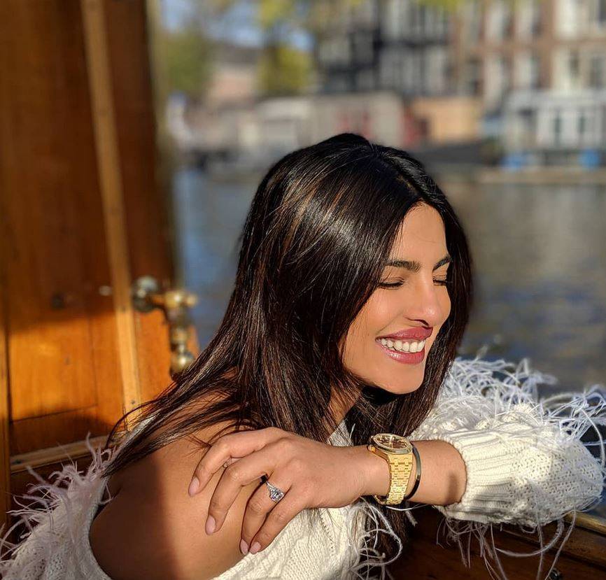 بالصورة – حقائق مذهلة عن فستان زفاف بريانكا شوبرا... مليونا قطعة براقة وماذا بعد؟