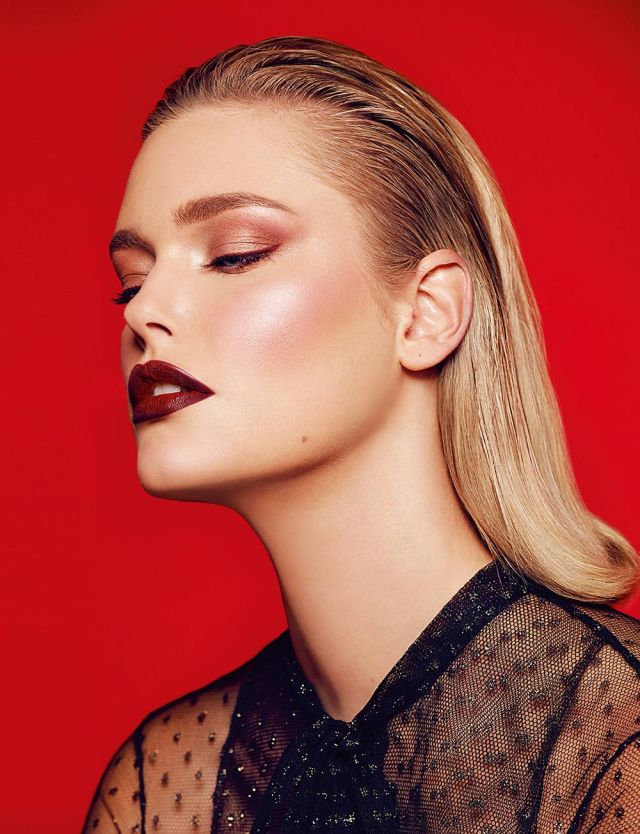 تركيز على الخدين مع  Rouge Blush Midnight Wish 001 