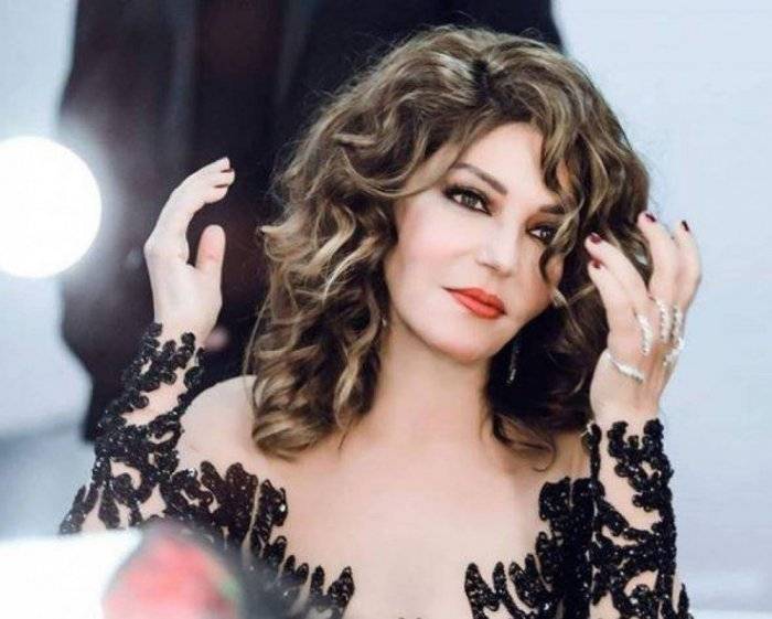 بالصور - إطلالة جديدة تعيد سميرة سعيد شابة في العشرين