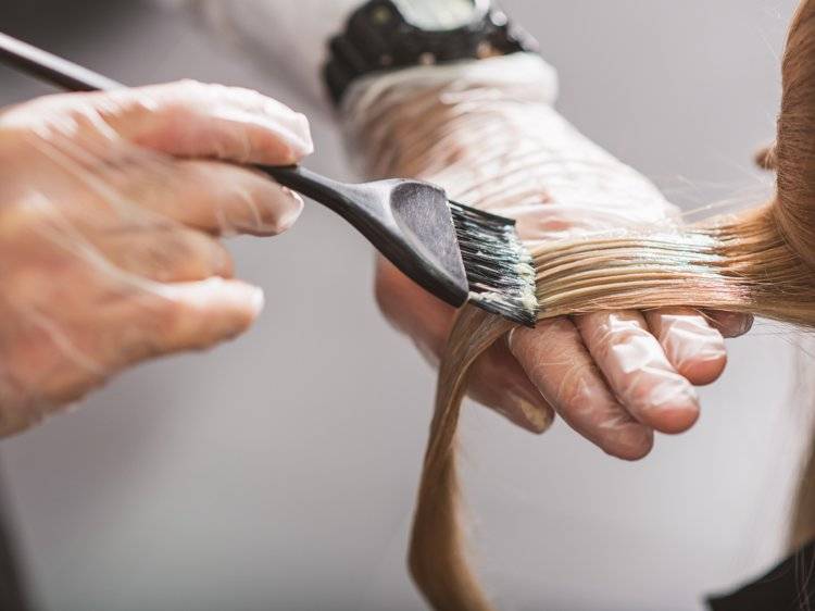 بالفيديو – صبغت شعرها بالطين المغربي وزيت الزيتون.... طريقة سريعة وآمنة