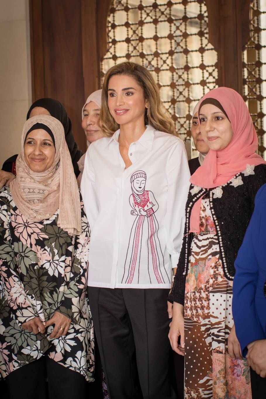 الملكة رانيا مع مجموعة سيدات من مختلف محافظات الأردن اللواتي شاركن في أسبوع الأكل الأردني، وترتدي الملكة قميصاً من تصميم سليم عزام -عمان، الأردن، 2 أيلول/سبتمبر 2018 الملكة رانيا مع مجموعة سيدات من مختلف محافظات الأردن اللواتي شاركن في أسبوع الأكل الأردني، وترتدي الملكة قميصاً من تصميم سليم عزام -عمان، الأردن، 2 أيلول/سبتمبر 2018