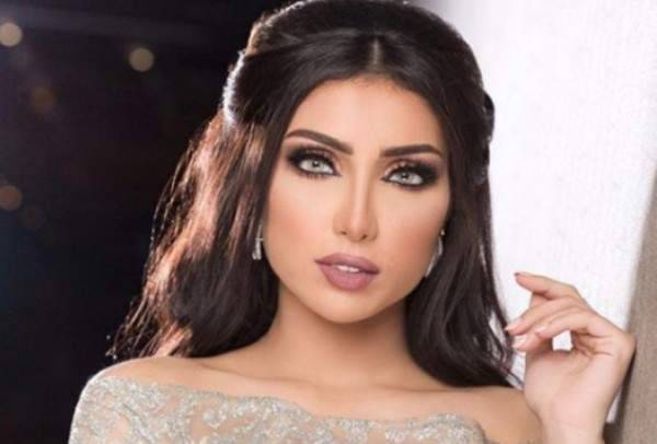بالصور - دنيا بطمة تلغي التعليقات لتتلافى انتقاد صور ادارت فيها ظهرها للجمهور