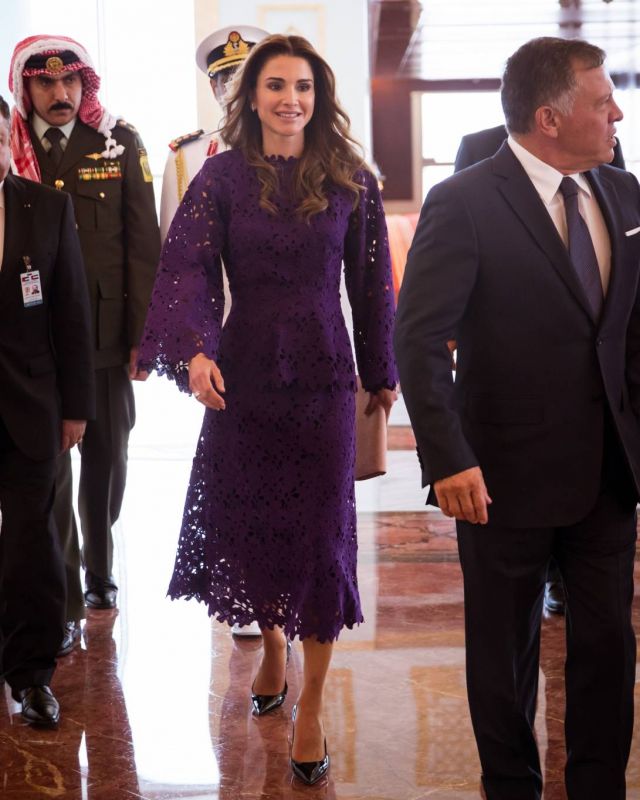 جلالة الملك عبدالله الثاني وجلالة الملكة رانيا العبدالله خلال زيارة إلى أبو ظبي، حيث ارتدت الملكة تصميماً للماركة المصرية 