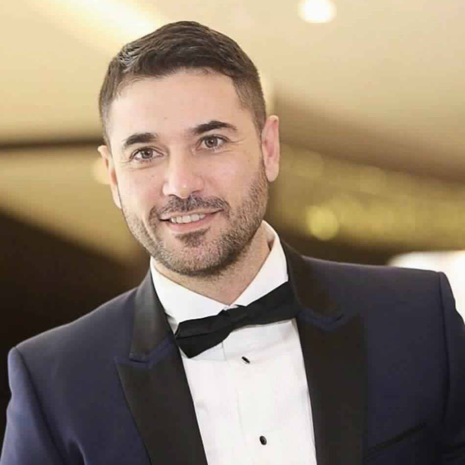 مذيعة شهيرة تسخر من إلزام أحمد عز بدفع 30 ألف إسترليني لطفليه.. من هي؟