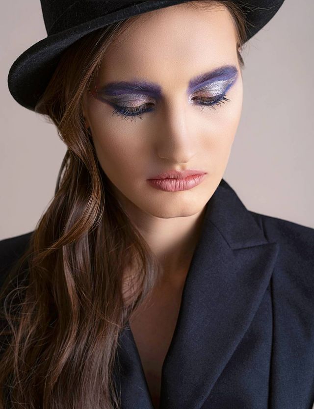 البشرة: Dior Backstage Face & Body Foundation العينان: Les 4 Ombres #312 Quid Revolution Chanel الماسكارا: Up for Everything Lash Mascara M.A.C الوجنتان: Blush Volupte #9 Bohemian YSL الشفتان: Pink Plaid Matte Lipstick M.A.C