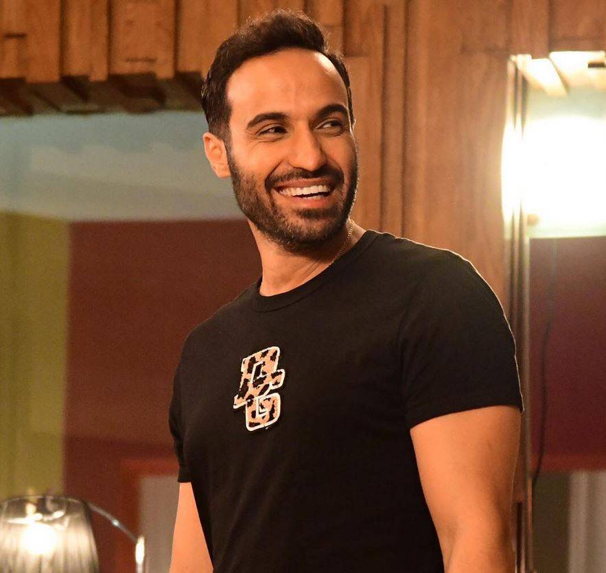 بالفيديو – لن تتوقعوا مهنة أحمد فهمي قبل التمثيل... ما قصّة تنظيف الحمامات؟
